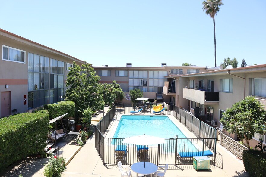 21700 Roscoe Blvd, Canoga Park, CA à vendre - Photo de l’immeuble – Image 3 sur 18