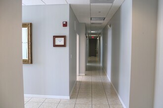 3060-3066 Tamiami Trl N, Naples, FL à louer Photo intérieure– Image 1 sur 4