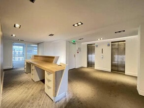 35 Avenue Franklin D. Roosevelt, Paris à louer Photo de l’immeuble– Image 2 sur 17