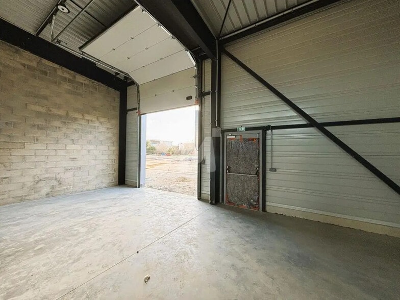 Local d’activités dans Ollainville à louer - Photo de l’immeuble – Image 2 sur 10