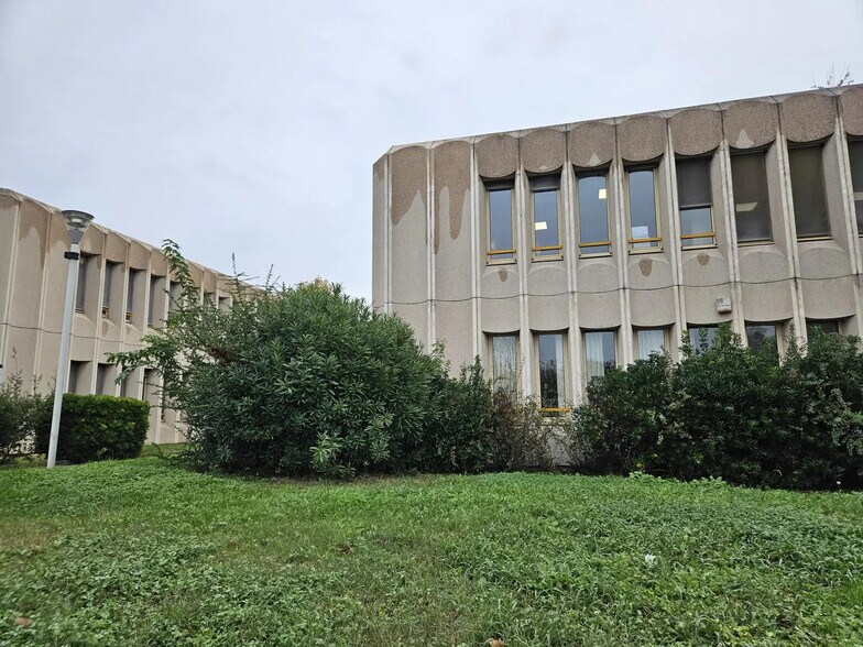 Bureau dans Vitrolles à louer - Photo de l’immeuble – Image 3 sur 19