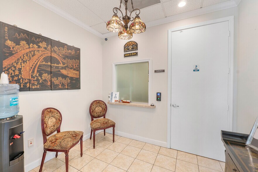 5571 N University Dr, Coral Springs, FL à vendre - Photo de l’immeuble – Image 1 sur 13