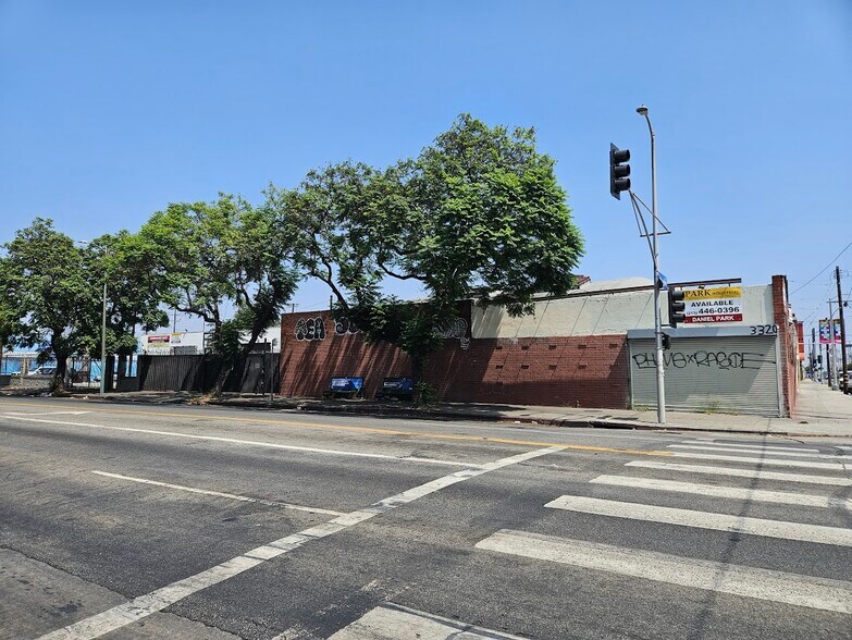 3320 S Broadway, Los Angeles, CA à louer - Photo de l’immeuble – Image 2 sur 16