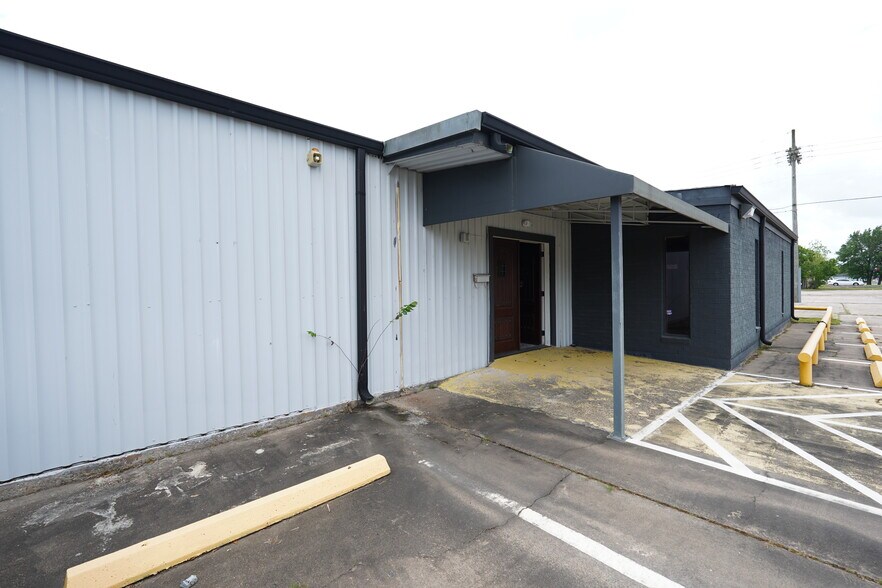 2455 S 4th St, Beaumont, TX à louer - Photo de l’immeuble – Image 3 sur 17