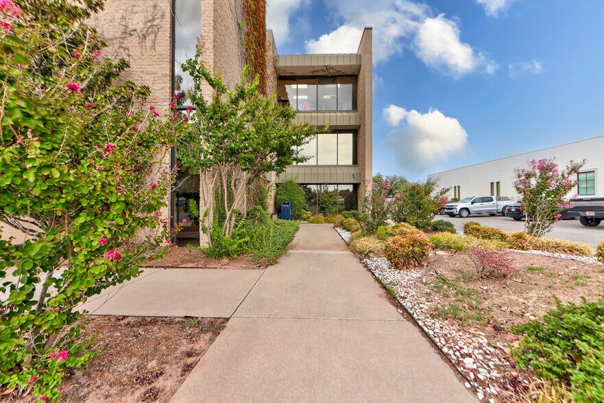 3727 NW 63rd St, Oklahoma City, OK à louer - Photo de l’immeuble – Image 2 sur 26