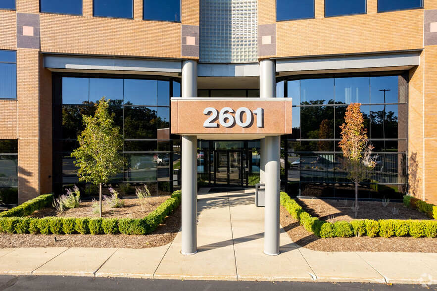 2601 Cambridge Ct, Auburn Hills, MI à louer - Photo de l’immeuble – Image 3 sur 9