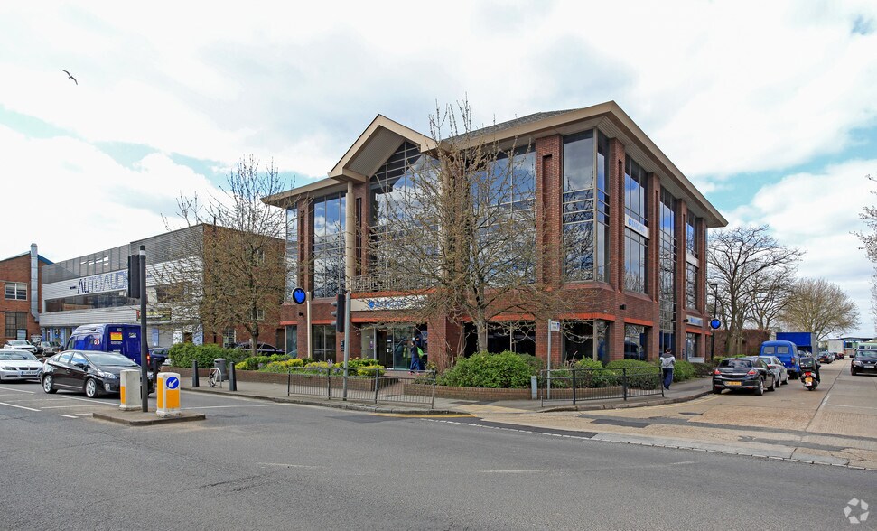 36-38 Park Royal Rd, Londres à vendre - Photo principale – Image 1 sur 4