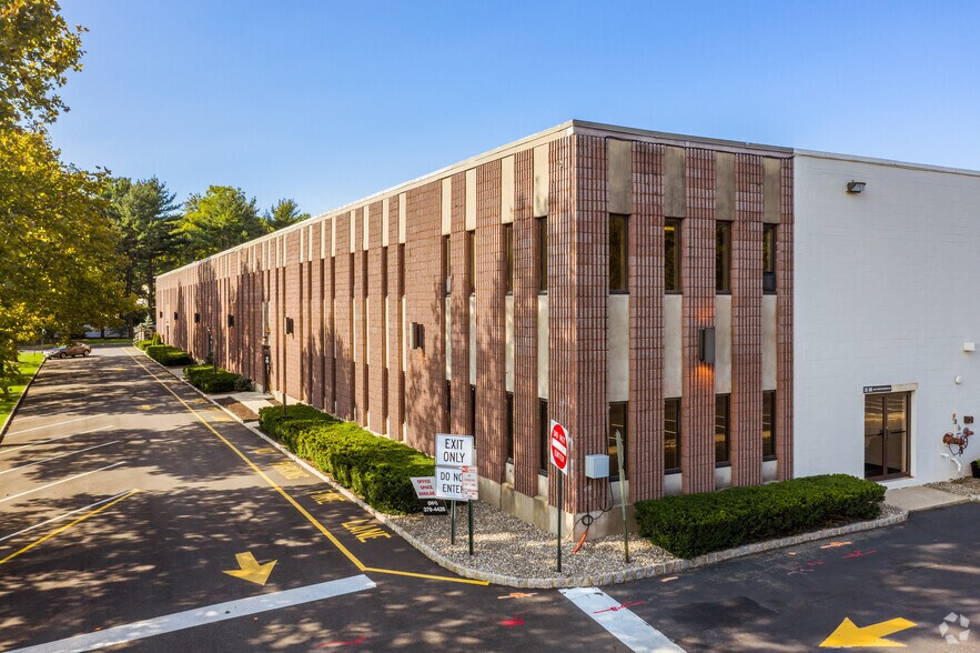 681 Lawlins Park, Wyckoff, NJ à louer - Photo de l’immeuble – Image 1 sur 18