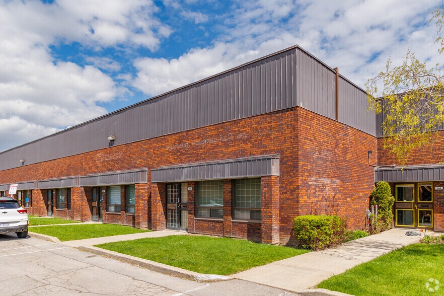 355-379 Av Sainte-Croix, Montréal, QC à louer - Photo de l’immeuble – Image 3 sur 6