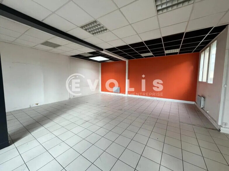 Local d’activités dans Bondy à louer - Photo de l’immeuble – Image 3 sur 11