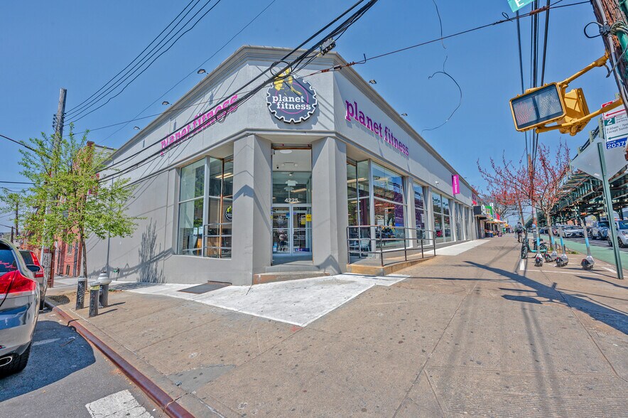 4225 White Plains Rd, Bronx, NY à vendre - Photo de l’immeuble – Image 2 sur 5