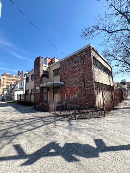 168-30 89th Ave, Jamaica, NY à louer - Photo de l’immeuble – Image 1 sur 11