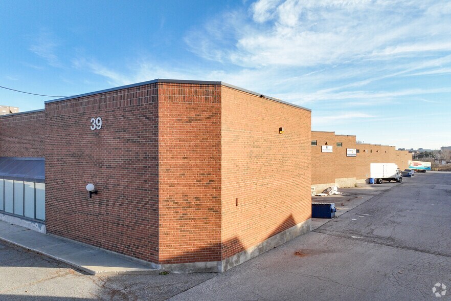 39 Riviera Dr, Markham, ON à louer - Photo de l’immeuble – Image 3 sur 3