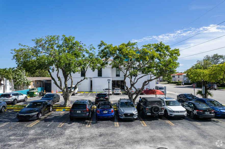 2401 S Douglas Rd, Miami, FL à louer - Photo de l’immeuble – Image 2 sur 11