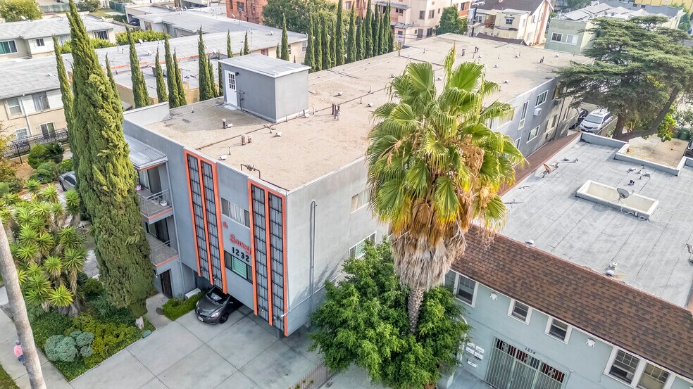 1232 S Bronson Ave, Los Angeles, CA à vendre - Photo de l’immeuble – Image 3 sur 10