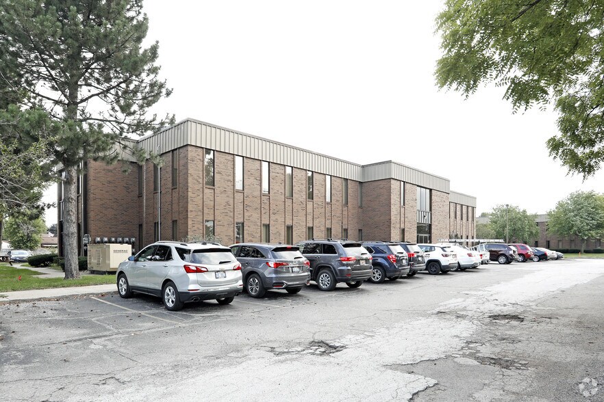 40500 Ann Arbor Rd, Plymouth, MI à louer - Photo de l’immeuble – Image 2 sur 7