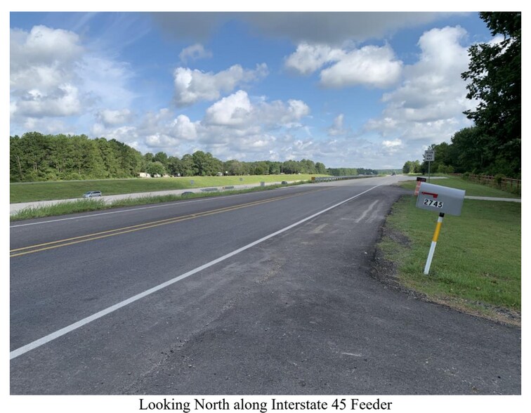 2745 Interstate 45, New Waverly, TX à louer - Photo de l’immeuble – Image 3 sur 6