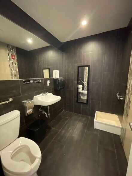810 Flushing Ave, Brooklyn, NY à louer - Photo de l’immeuble – Image 3 sur 12