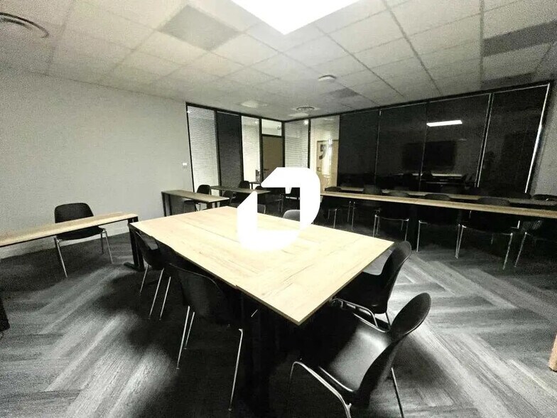 Bureau dans Bruges à louer - Photo de l’immeuble – Image 2 sur 8