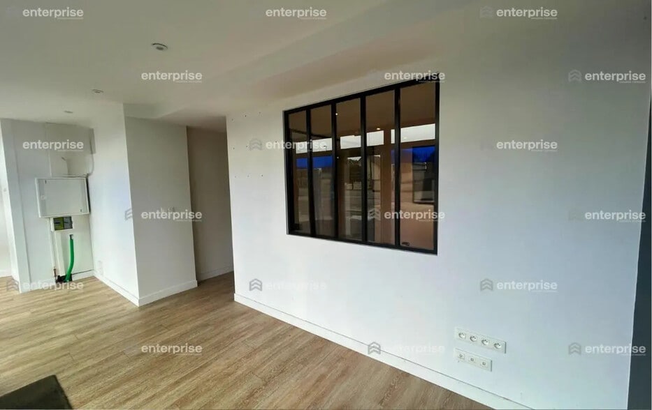 Local commercial dans Lacroix-Saint-Ouen à louer - Photo de l’immeuble – Image 3 sur 7