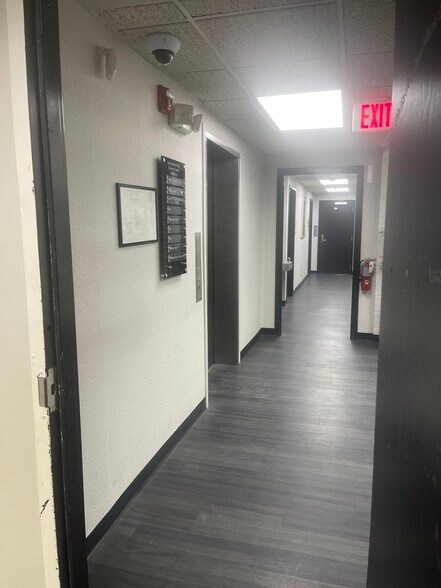 7960 Baymeadows Way, Jacksonville, FL à louer - Hall d’entrée – Image 3 sur 16