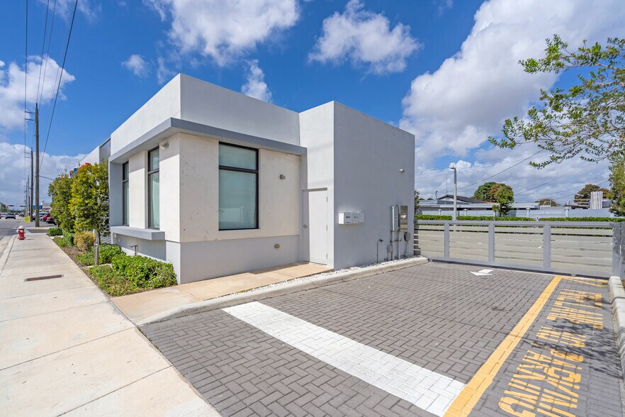875 E 41st St, Hialeah, FL à vendre - Photo de l’immeuble – Image 2 sur 31