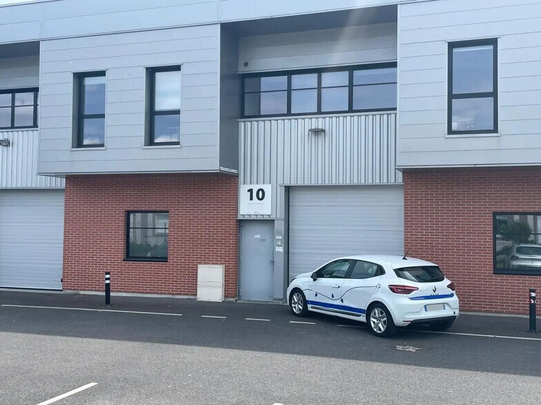 Local d’activités dans SAINT-OUEN-L'AUMONE à louer - Photo de l’immeuble – Image 1 sur 1