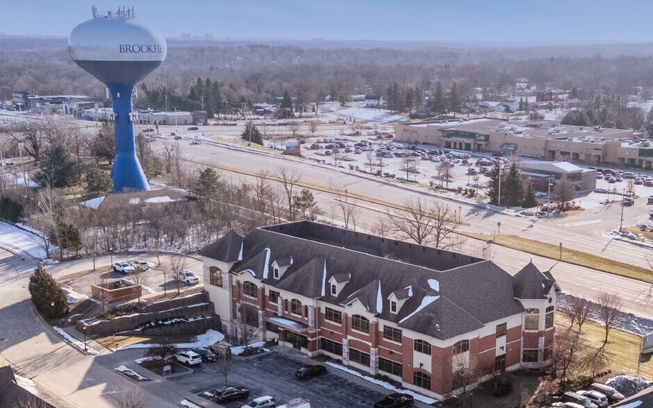 17400 W Capitol Dr, Brookfield, WI à vendre - Photo de l’immeuble – Image 2 sur 11