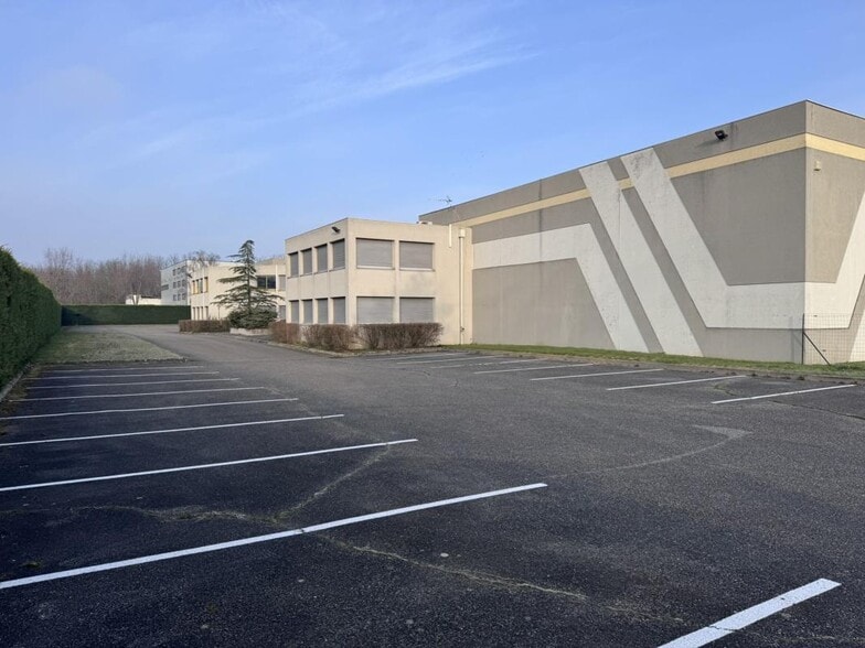 379 Rue De La Dombes, Miribel à louer - Photo de l’immeuble – Image 3 sur 14