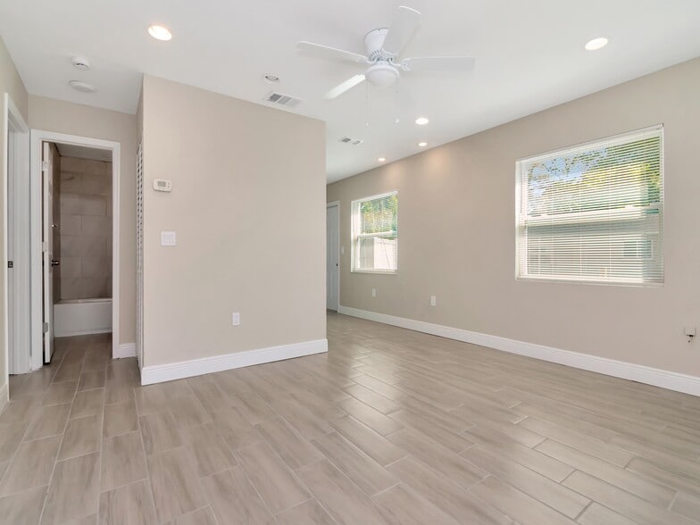 Bradenton Duplex's portefeuille de 4 biens à vendre sur LoopNet.fr - Photo intérieure – Image 3 sur 162