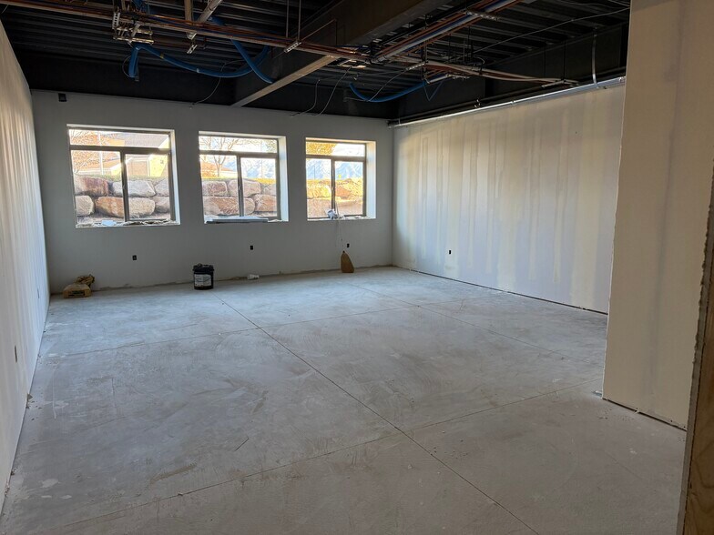 7452 S Campus View Dr, West Jordan, UT à louer - Photo de l’immeuble – Image 2 sur 22
