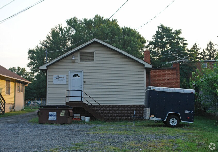 907 W Broad St, Falls Church, VA à vendre - Photo de l’immeuble – Image 2 sur 15