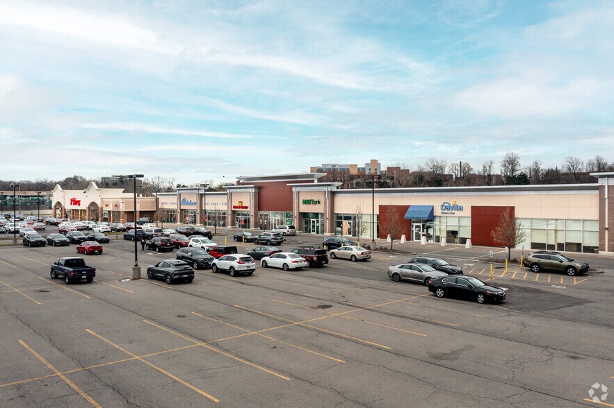 999 Ridge Rd E, Rochester, NY à louer - Photo de l’immeuble – Image 2 sur 4