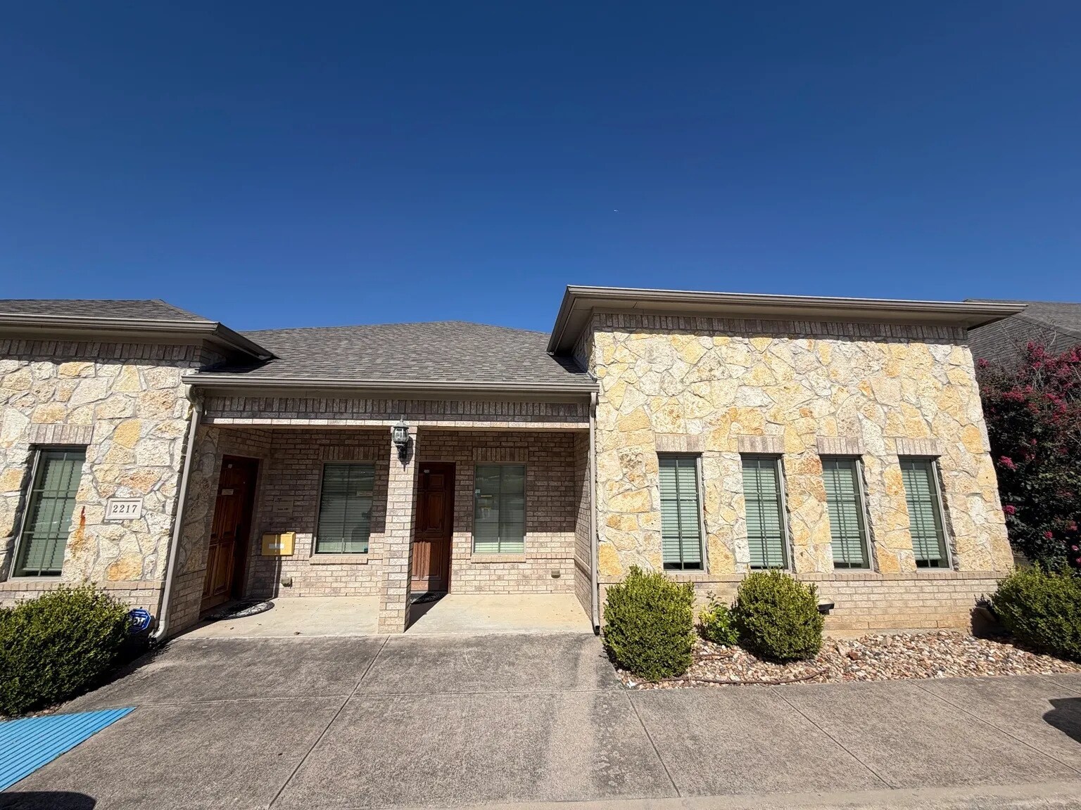 2217 Martin Dr, Bedford, TX à louer Photo de l’immeuble– Image 1 sur 10