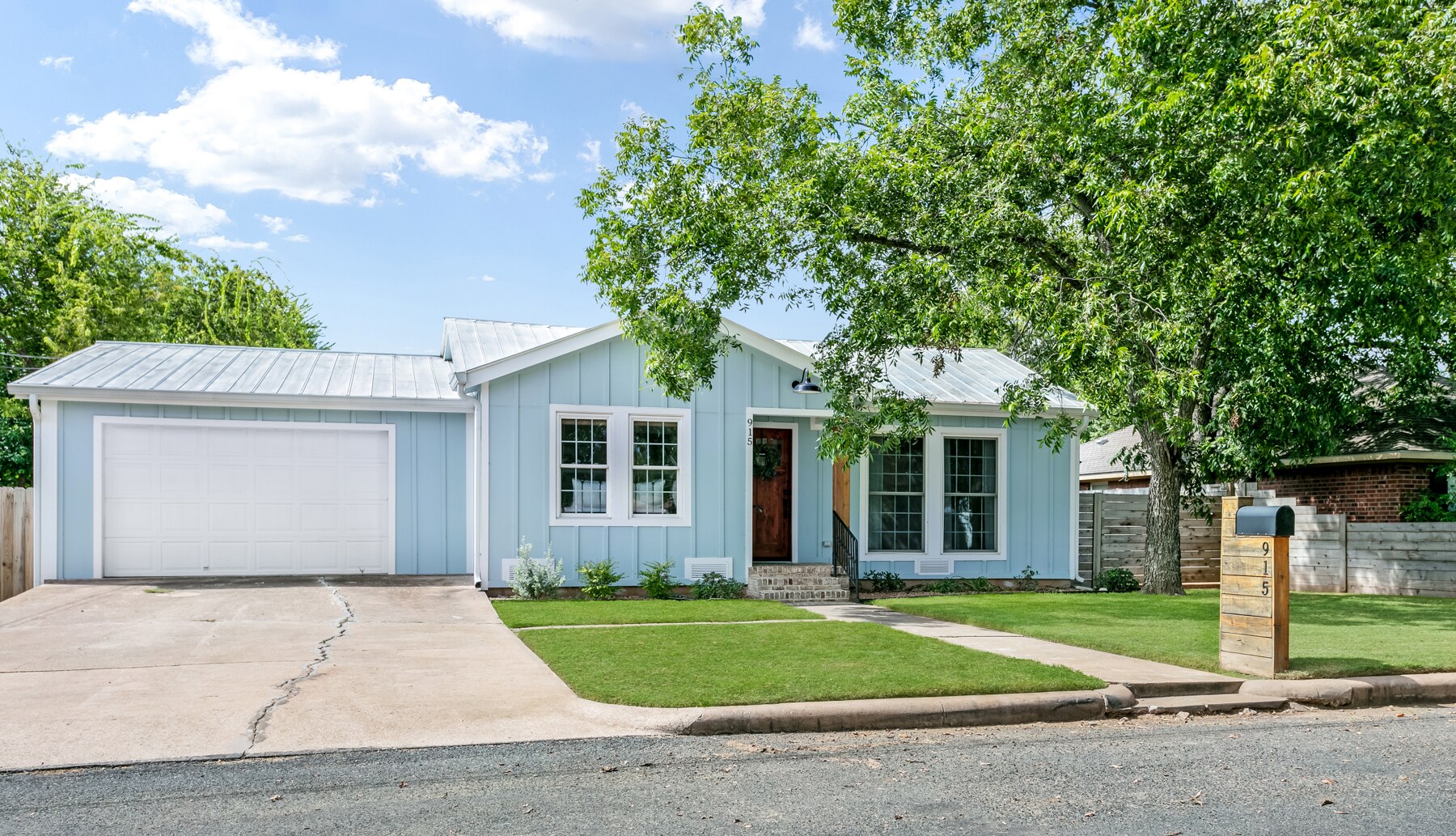 915 Bell St, Fredericksburg, TX à vendre Photo principale– Image 1 sur 29
