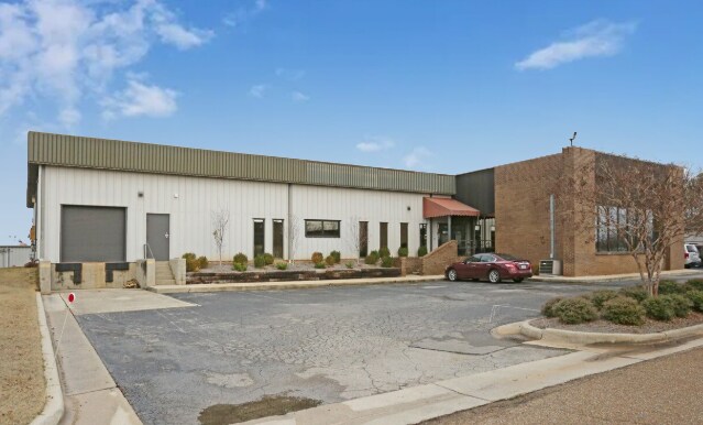 2102 West Ferry Way, Huntsville, AL à louer - Photo de l’immeuble – Image 2 sur 5