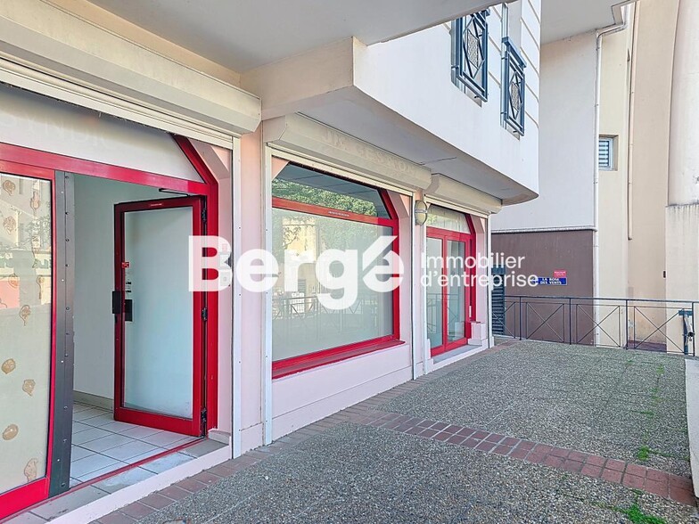 Local commercial dans CANNES-LA-BOCCA à louer - Photo de l’immeuble – Image 2 sur 11