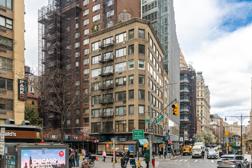 211 W 71st St, New York, NY à louer - Photo de l’immeuble – Image 2 sur 11