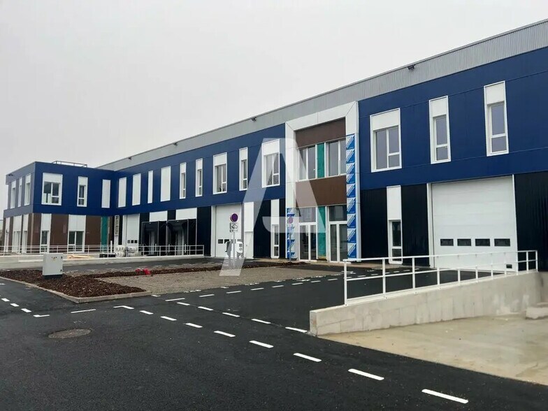 Local d’activités dans Moissy-Cramayel à louer - Photo de l’immeuble – Image 3 sur 5