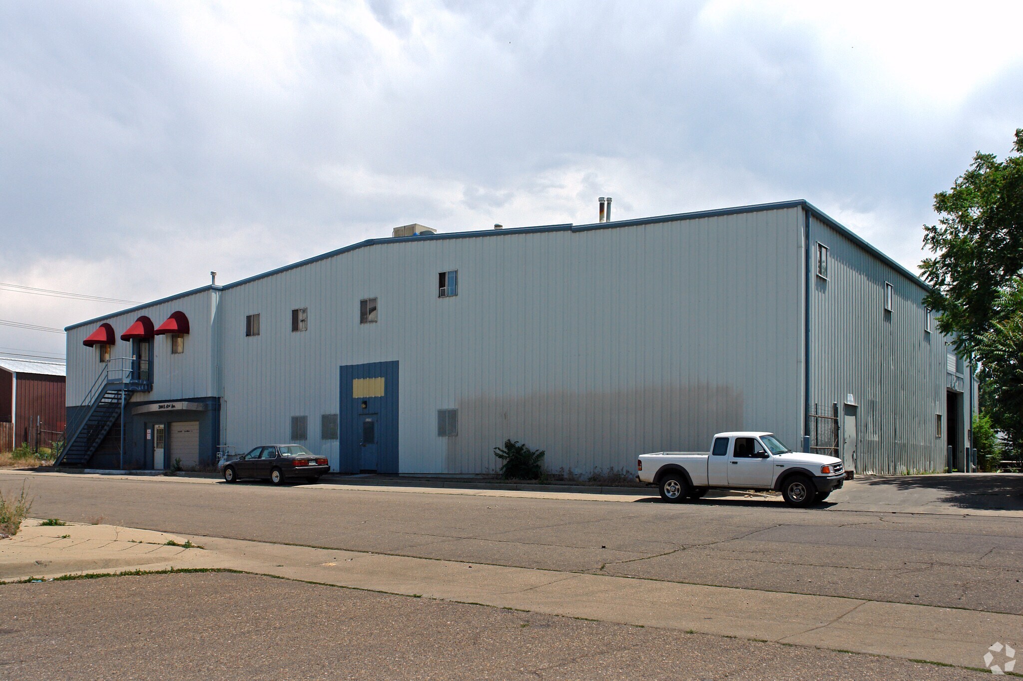 Warehouse Building With Yard For SALE portefeuille de 2 biens à vendre sur LoopNet.fr Photo de l’immeuble– Image 1 sur 2