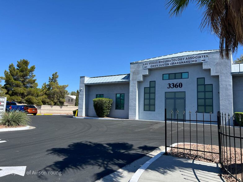 3360 E Russell Rd, Las Vegas, NV à louer - Photo de l’immeuble – Image 2 sur 8