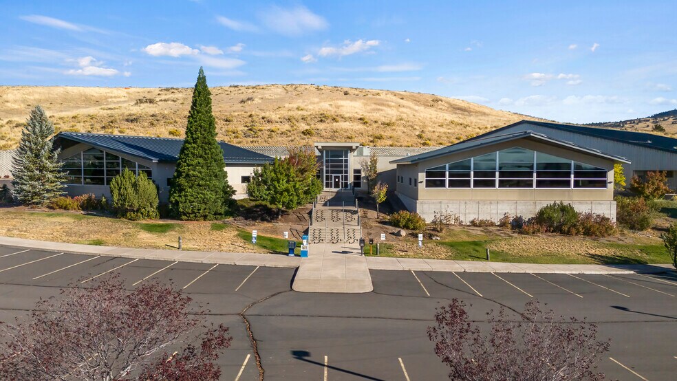 2701 Foothills Blvd, Klamath Falls, OR à louer - Photo de l’immeuble – Image 2 sur 6