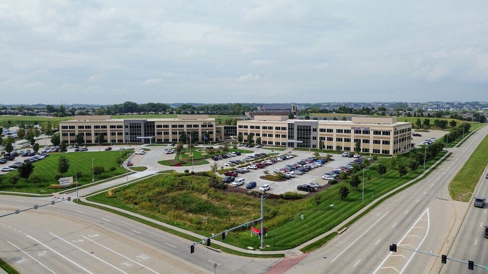 18020 Burt St, Elkhorn, NE à louer - Photo de l’immeuble – Image 3 sur 9