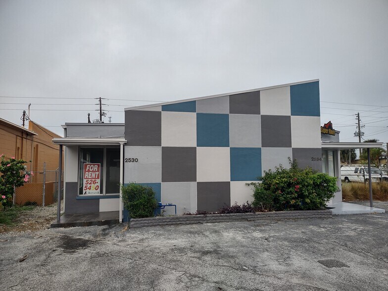 2530 22nd St N, Saint Petersburg, FL à louer - Photo de l’immeuble – Image 2 sur 18