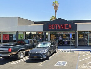 3330 E Florida Ave, Hemet, CA à louer Photo de l’immeuble– Image 2 sur 15