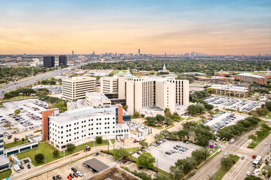 7737 Southwest Fwy, Houston, TX à louer - Aérien – Image 1 sur 20