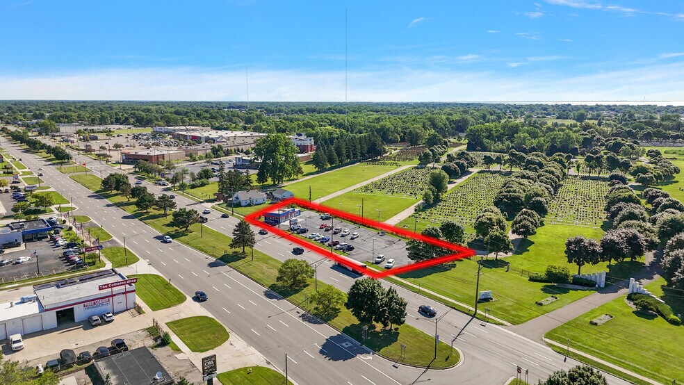 33500 S Gratiot Ave, Clinton Township, MI à vendre - Photo de l’immeuble – Image 3 sur 23