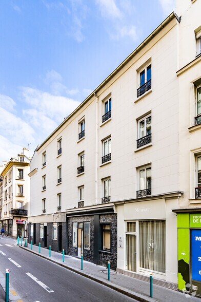 Rue La Condamine, Paris à louer - Photo de l’immeuble – Image 2 sur 2