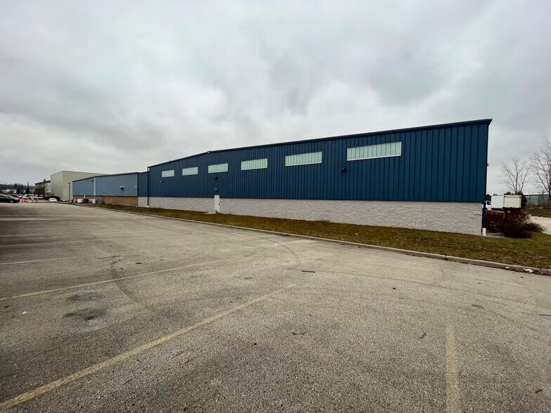 2025 W Southbranch Blvd, Oak Creek, WI à vendre - Photo de l’immeuble – Image 2 sur 5