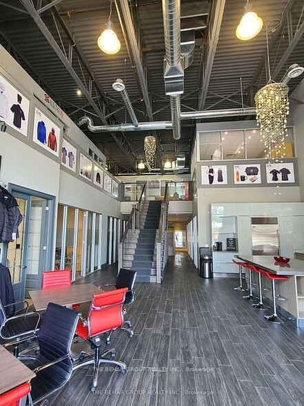 550 Speers Rd, Oakville, ON à louer - Hall d’entrée – Image 2 sur 6